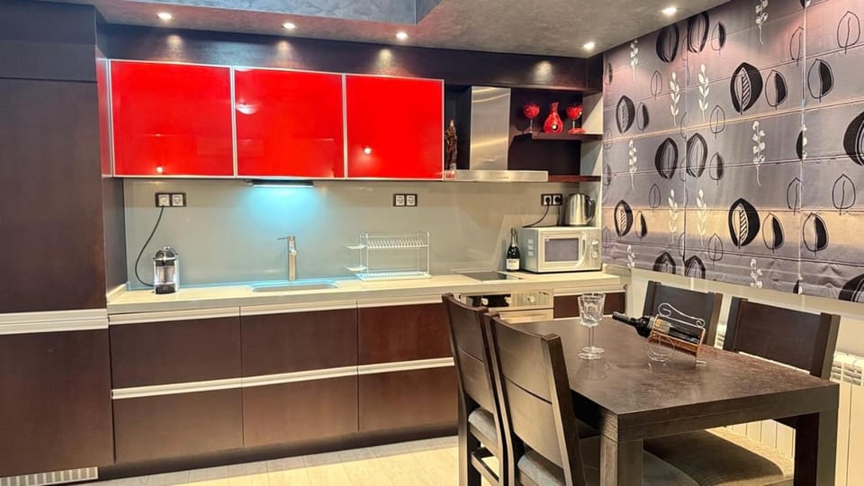 Kitchen or kitchenette, Dining area