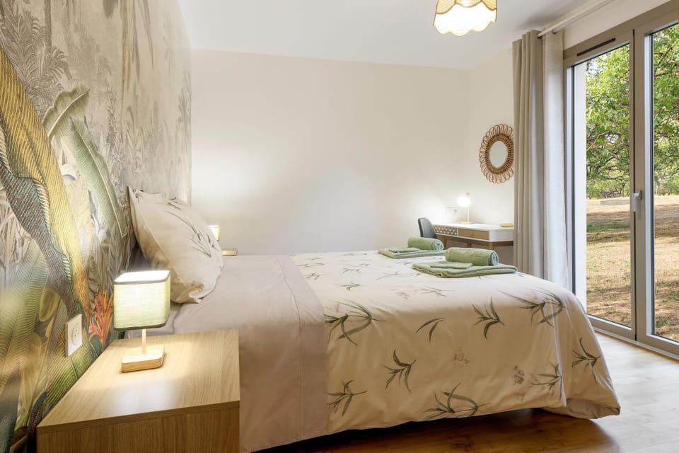 Photo of the whole room, Bedroom, Garden view
