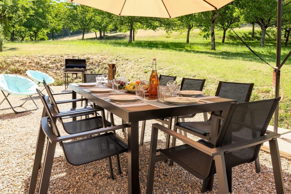 Patio, Natural landscape, BBQ facilities, Dining area, Garden view, sunbed