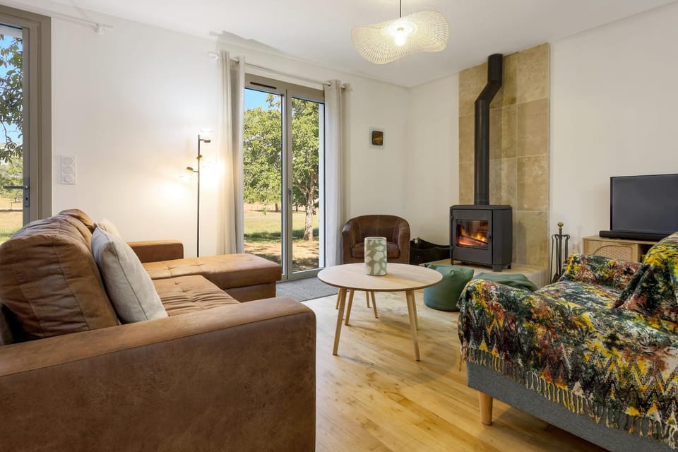 Communal lounge/ TV room, Natural landscape, Living room, Garden view