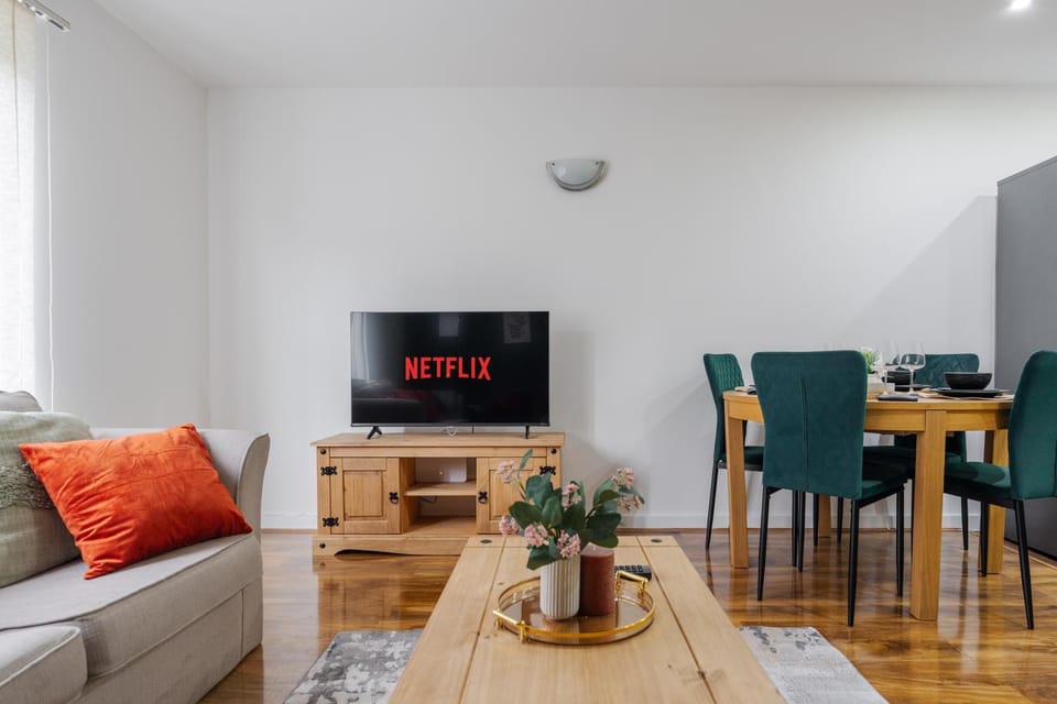 Communal lounge/ TV room, TV and multimedia, Dining area
