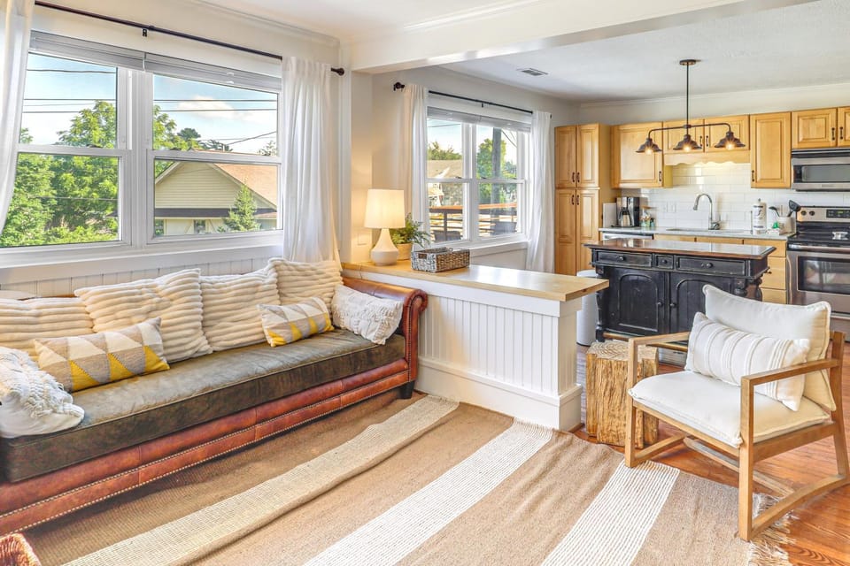 Walk to Shops, Eats & Trails: Blowing Rock Escape! House in Blowing Rock