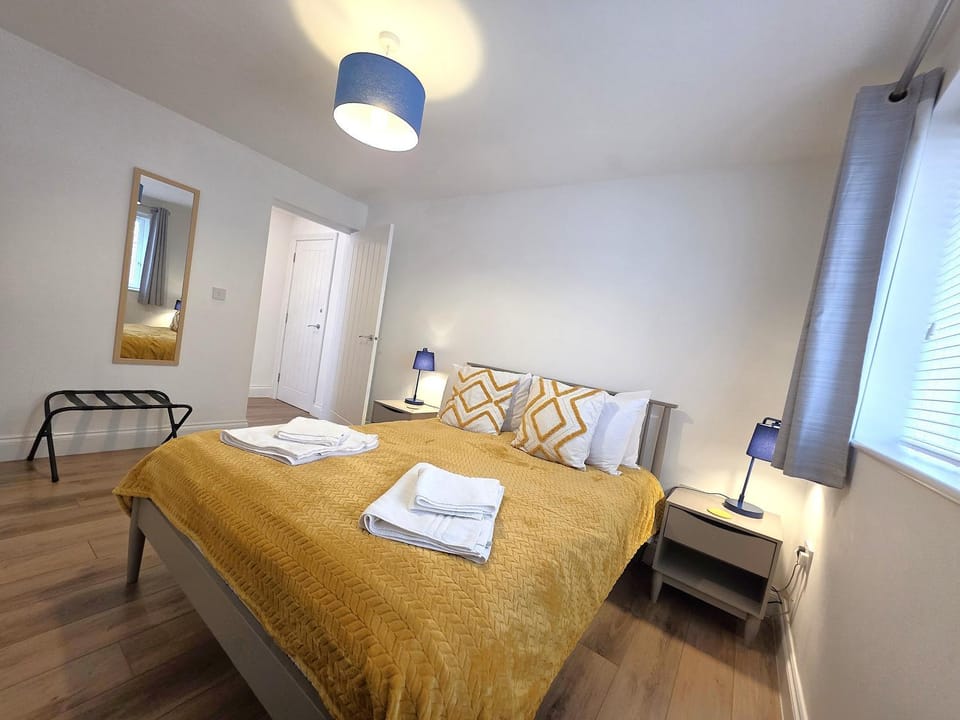 Bed, Photo of the whole room, Bedroom, towels