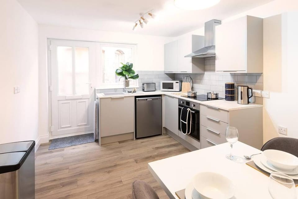 Stunning One Bed Flat at Dawe Luxury Suites - An Entire Apartment near Ely Cathedral & Train Station - The Perfect Base to Explore Ely, Cambridge, Norfolk & London - 2 Guests Max Apartment in Ely