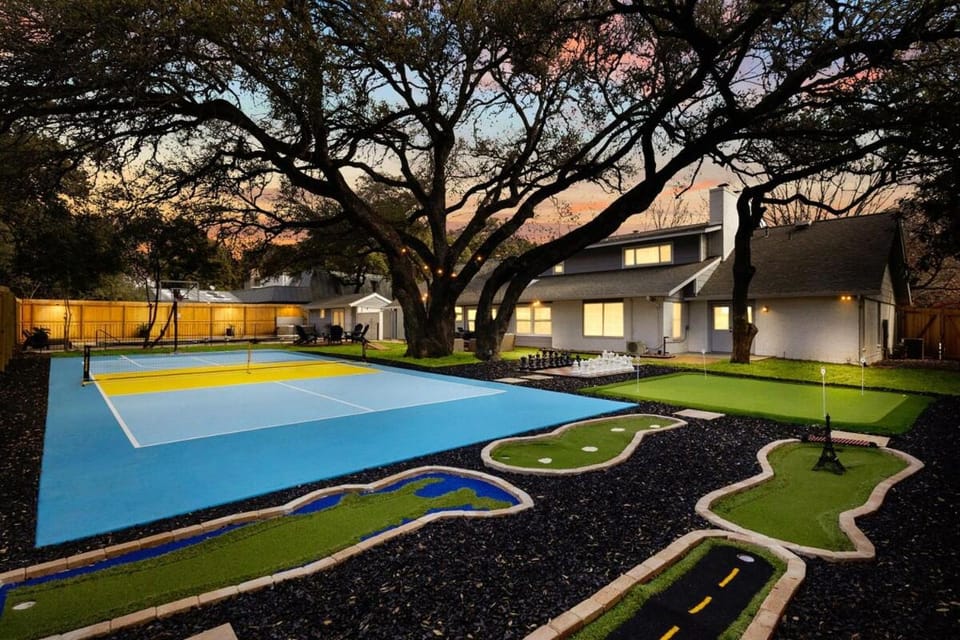8 Bedroom Pickleball Heated Pool Acre Lot Sleeps 22 Villa in San Antonio