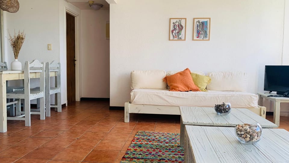 Communal lounge/ TV room, TV and multimedia, Living room, Dining area