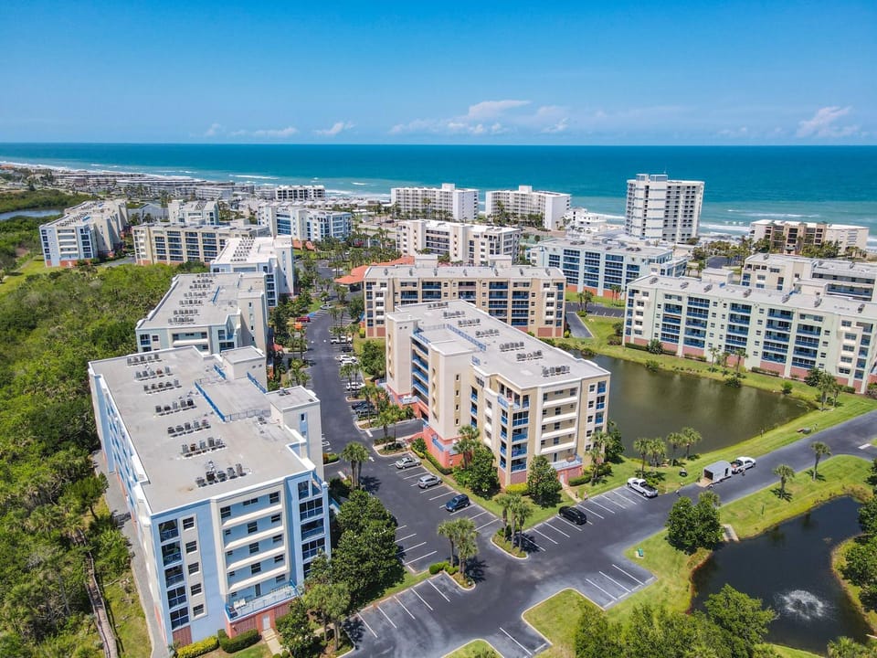 OW11-302 Oceanwalk Condo with Pond Views, Sunrises, and Resort Amenities Apartment in Florida