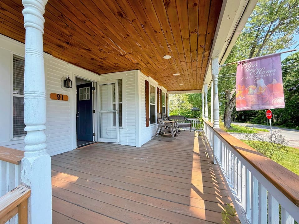 91M Renovated Bethlehem home with hot tub, firepit, large yard, walk to restaurants House in Bethlehem