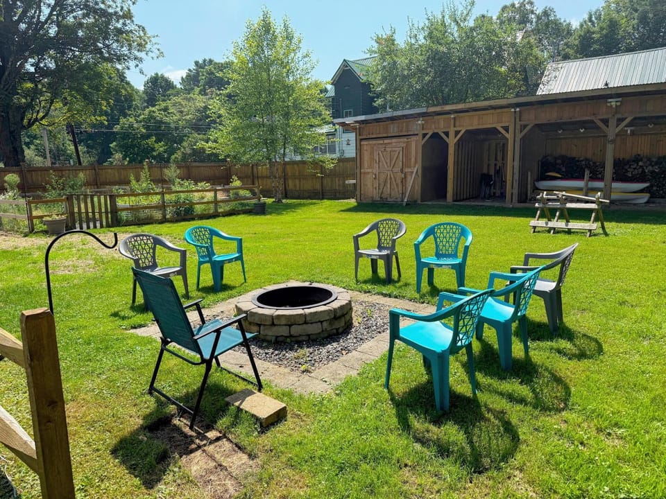 91M Renovated Bethlehem home with hot tub, firepit, large yard, walk to restaurants House in Bethlehem