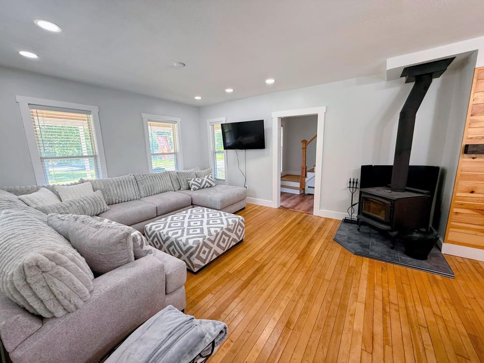91M Renovated Bethlehem home with hot tub, firepit, large yard, walk to restaurants House in Bethlehem