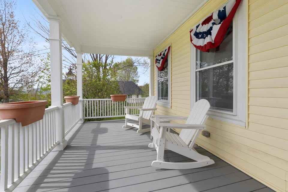 7PH Sunny Farmhouse Retreat, AC, Game Room, Dog Friendly House in Lancaster