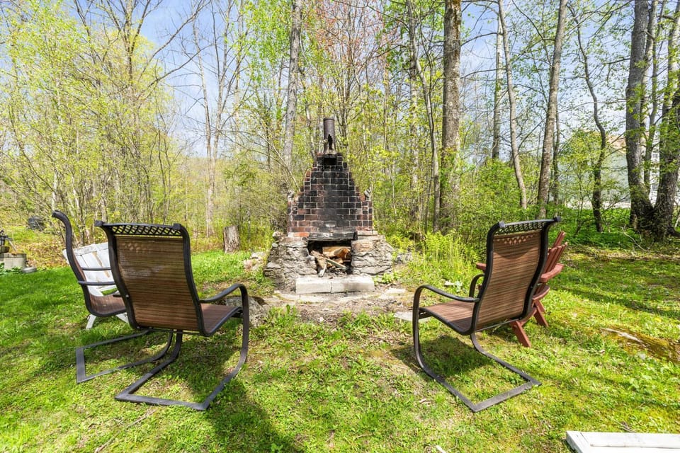 7PH Sunny Farmhouse Retreat, AC, Game Room, Dog Friendly House in Lancaster