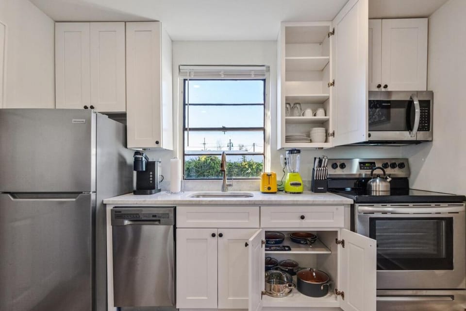Coffee/tea facilities, Kitchen or kitchenette, dishwasher, oven, stove, toaster