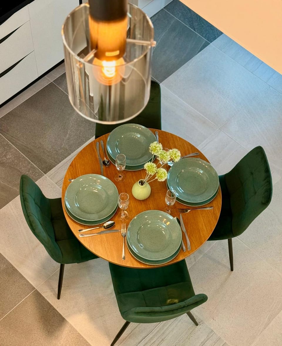 Food and drinks, Seating area, Dining area, Food