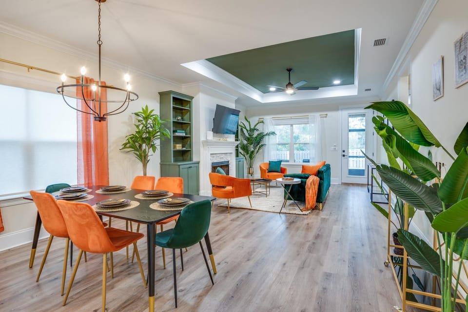 TV and multimedia, Living room, Seating area, Dining area