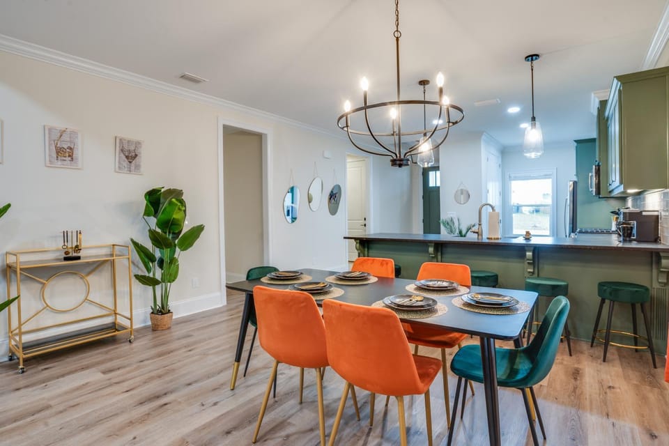 Kitchen or kitchenette, Seating area, Dining area