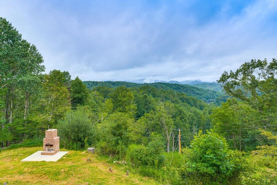 Modern Cabin w/ Sweeping Views in Blue Ridge Mtns! Cabin in Tennessee