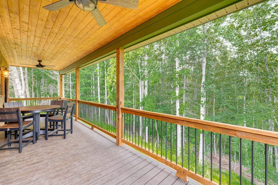 Modern Cabin w/ Sweeping Views in Blue Ridge Mtns! Cabin in Tennessee