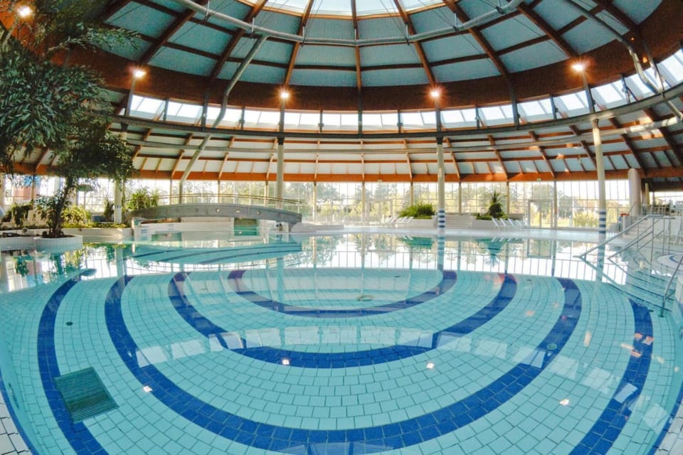 Neighbourhood, Swimming pool