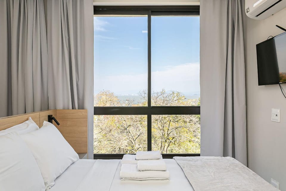Bed, Natural landscape, TV and multimedia, Photo of the whole room, Bedroom, towels