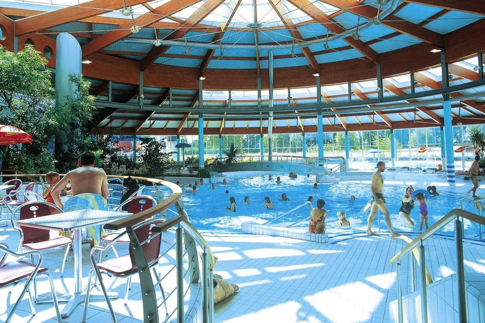 Neighbourhood, Swimming pool