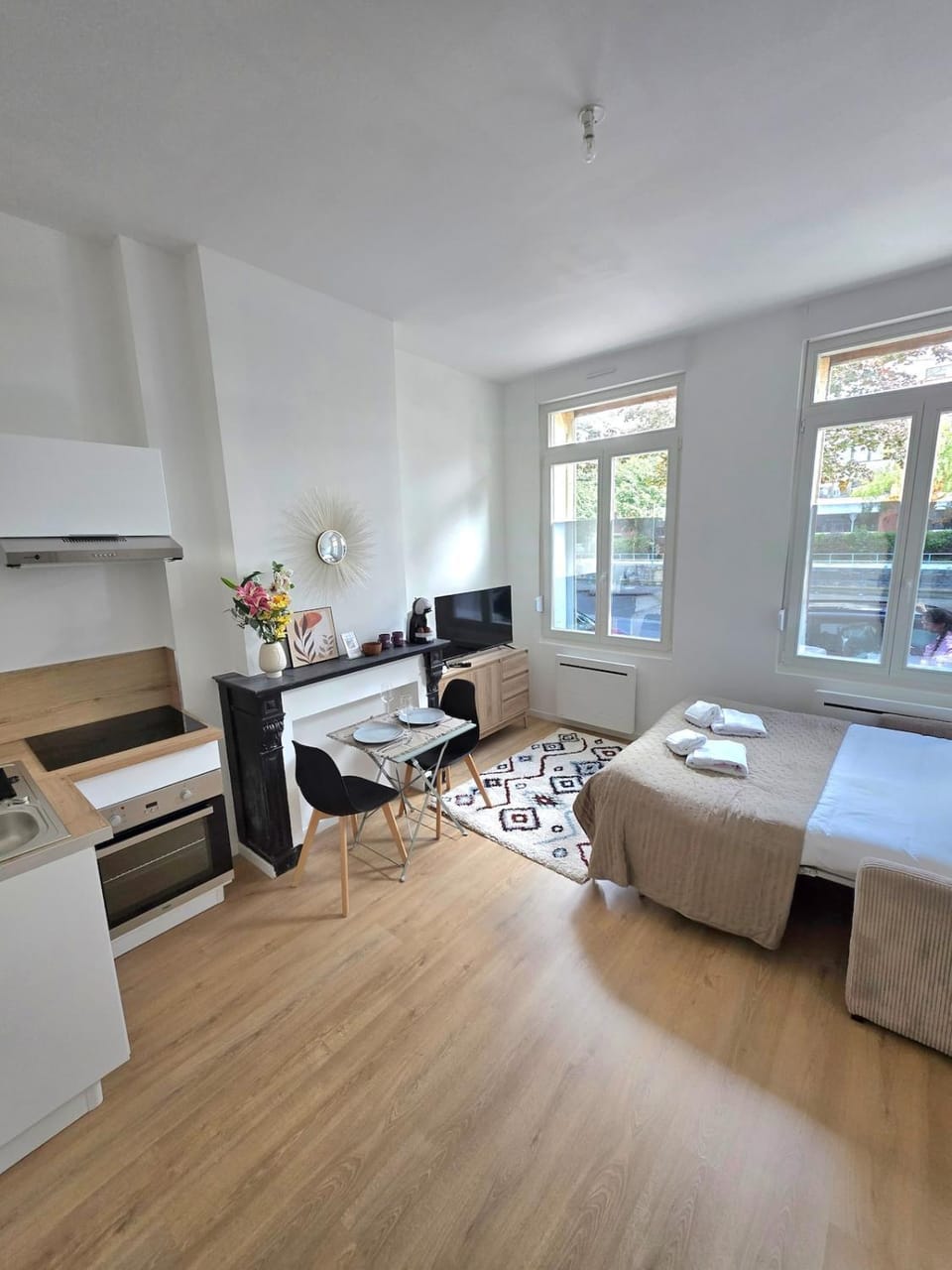 TV and multimedia, Living room, Photo of the whole room, Seating area, Dining area, Bedroom