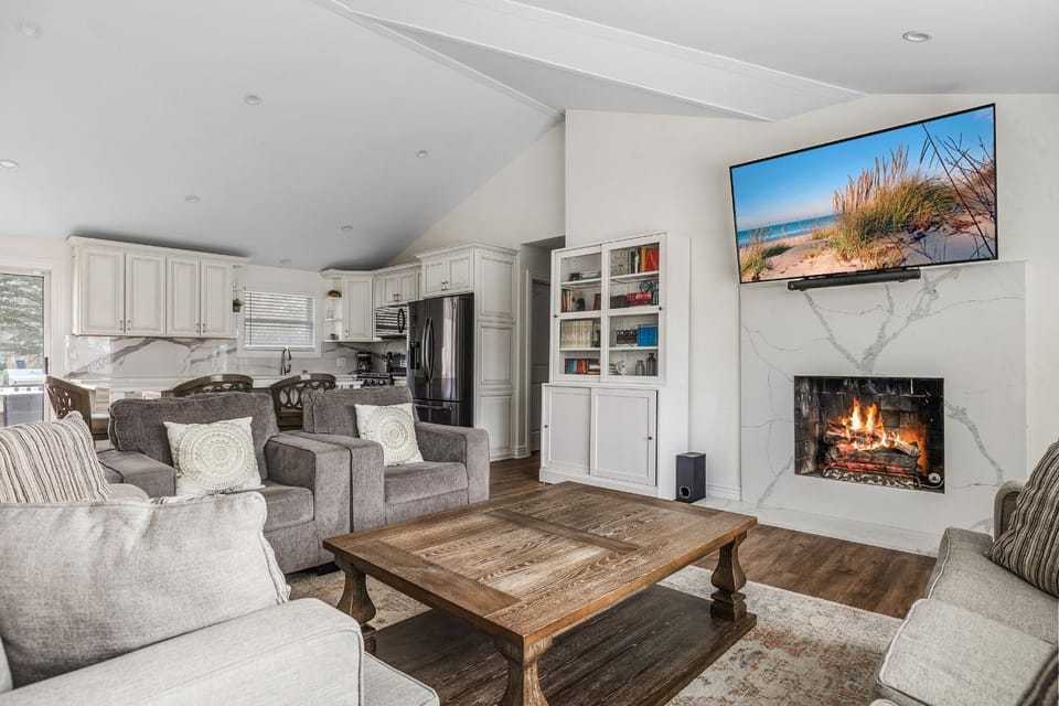 Communal lounge/ TV room, TV and multimedia, Living room, Seating area, Evening entertainment