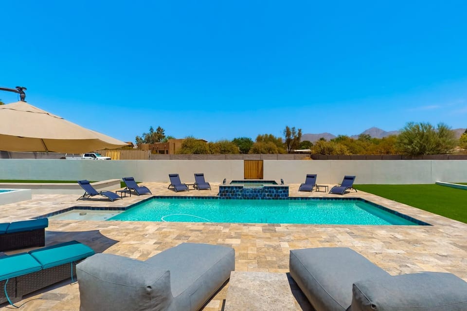 Peaceful, Spacious, Luxury Backyard, Putting Green House in Scottsdale