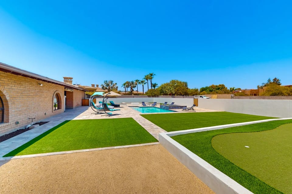 Peaceful, Spacious, Luxury Backyard, Putting Green House in Scottsdale
