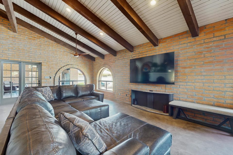 Peaceful, Spacious, Luxury Backyard, Putting Green House in Scottsdale