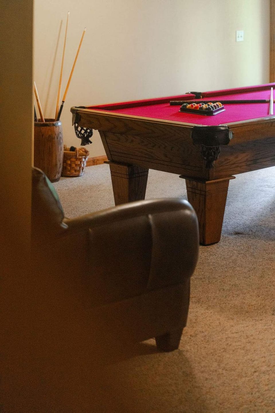 Billiard, Living room, Seating area, Swimming pool