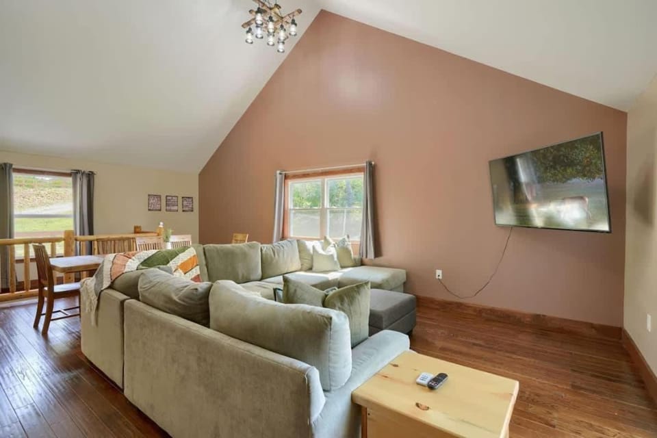TV and multimedia, Living room, Seating area, Dining area