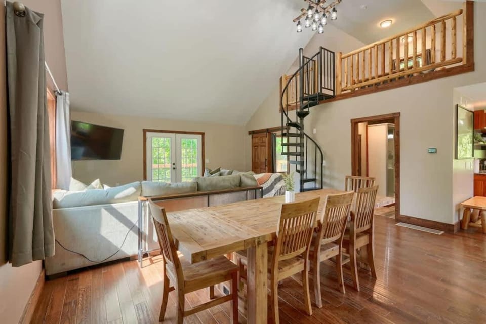 TV and multimedia, Living room, Seating area, Dining area