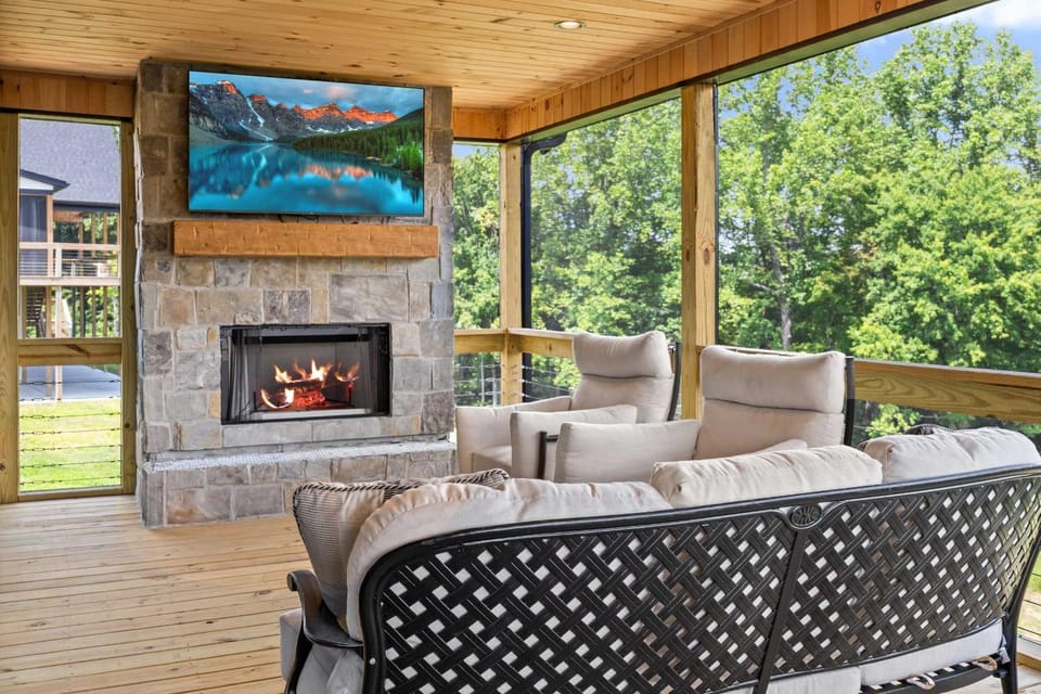NEW Spacious Clarkson Getaway w Games & Yard House in Nolin Lake