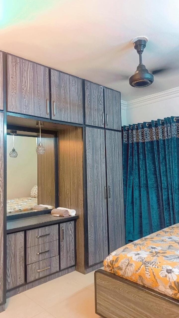 SeaView 2BR with parking, Walk to Dolmen Mall & Park Apartment in Karachi