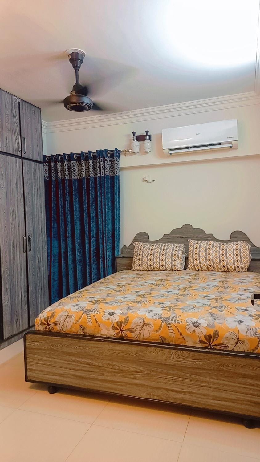 SeaView 2BR with parking, Walk to Dolmen Mall & Park Apartment in Karachi