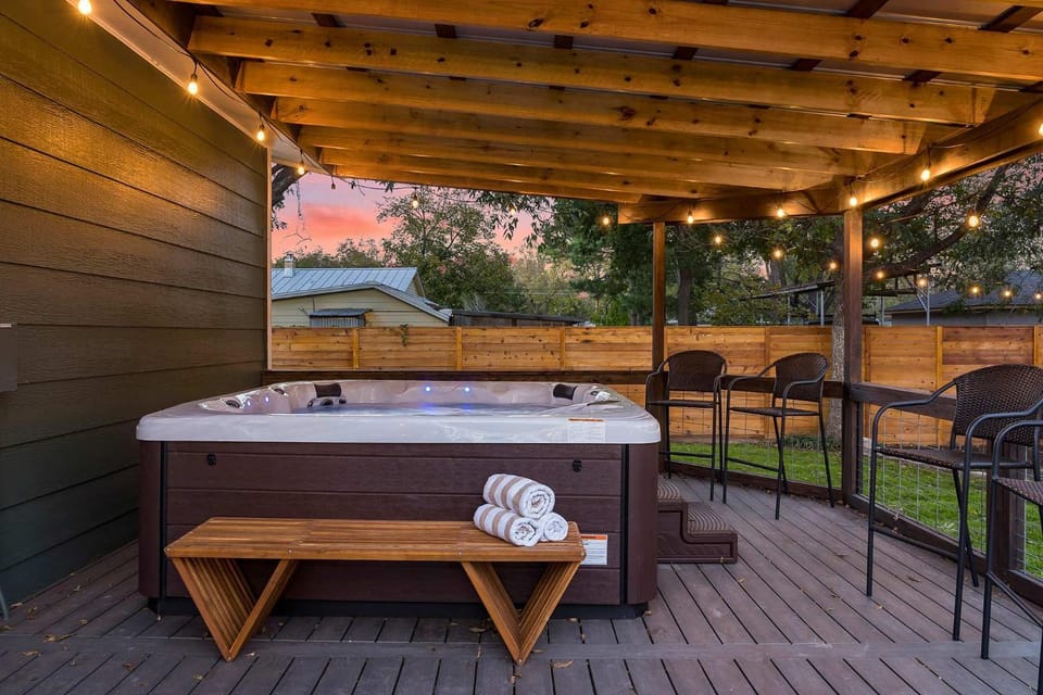 Gruene Haus - Hot Tub Fire Pit & Sleeps 11 House in Fredericksburg