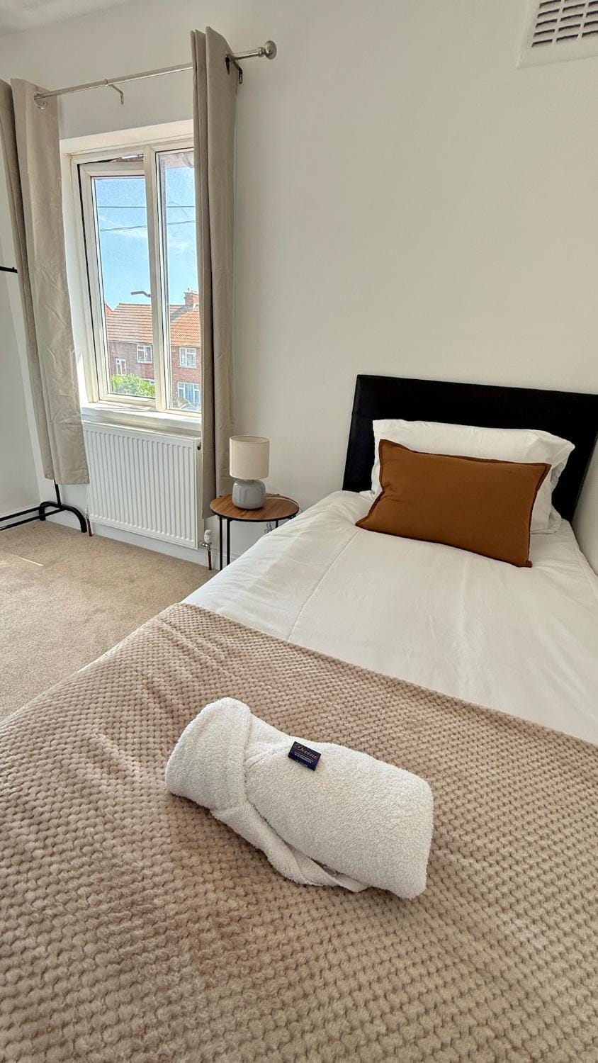 Bed, Photo of the whole room, Bedroom, towels