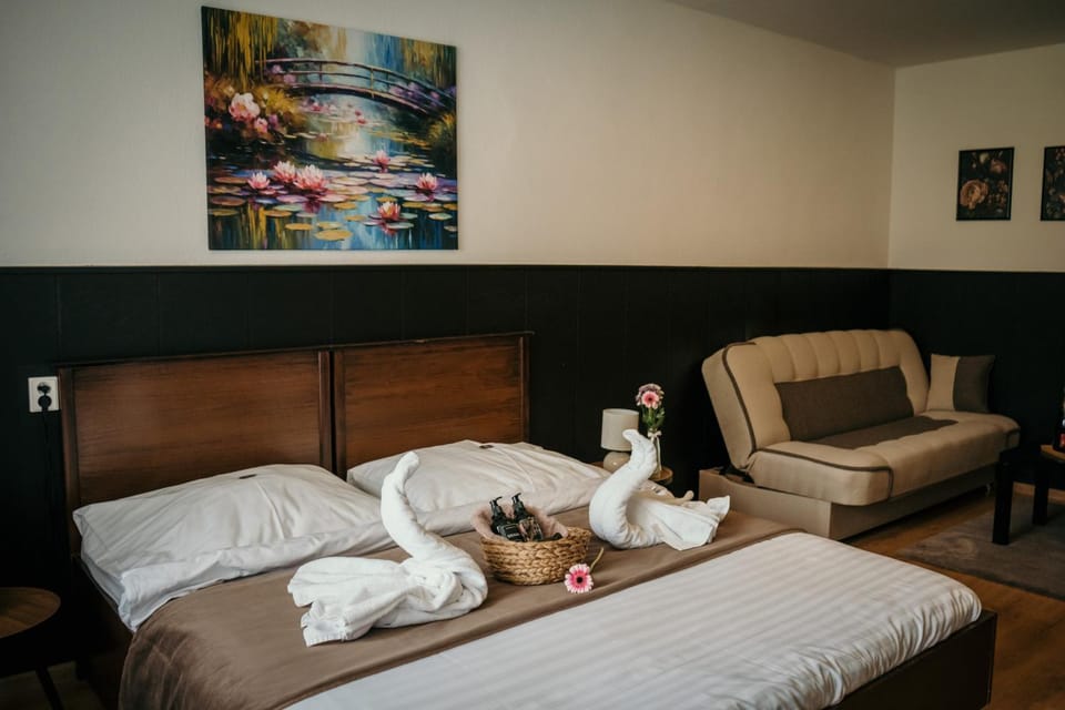 Bed, Living room, Photo of the whole room, Seating area, Bedroom