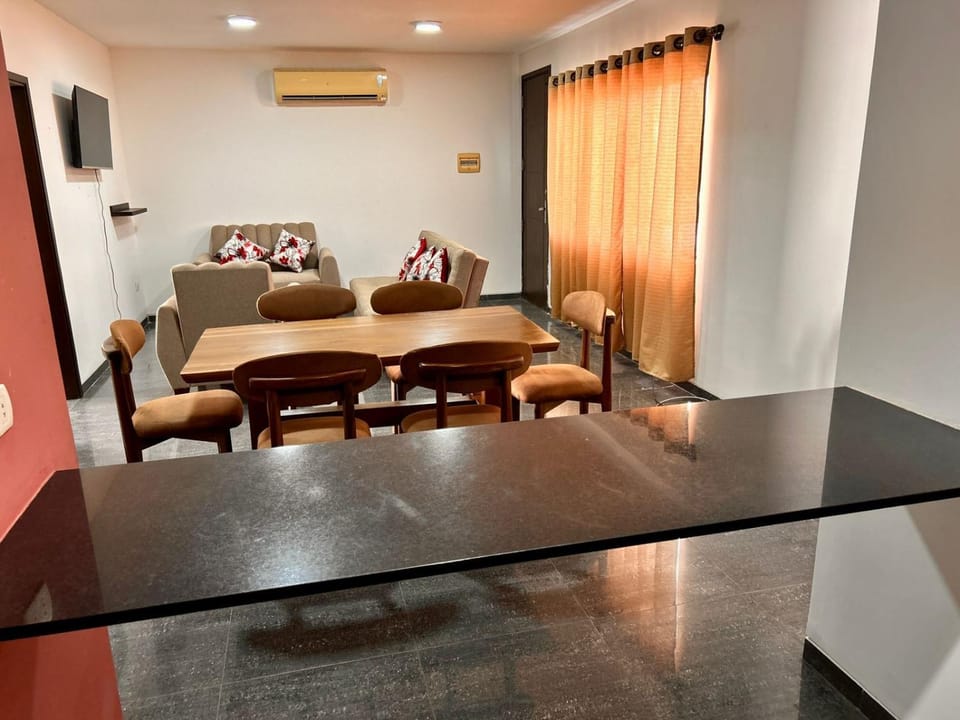 TV and multimedia, Living room, Seating area, air conditioner