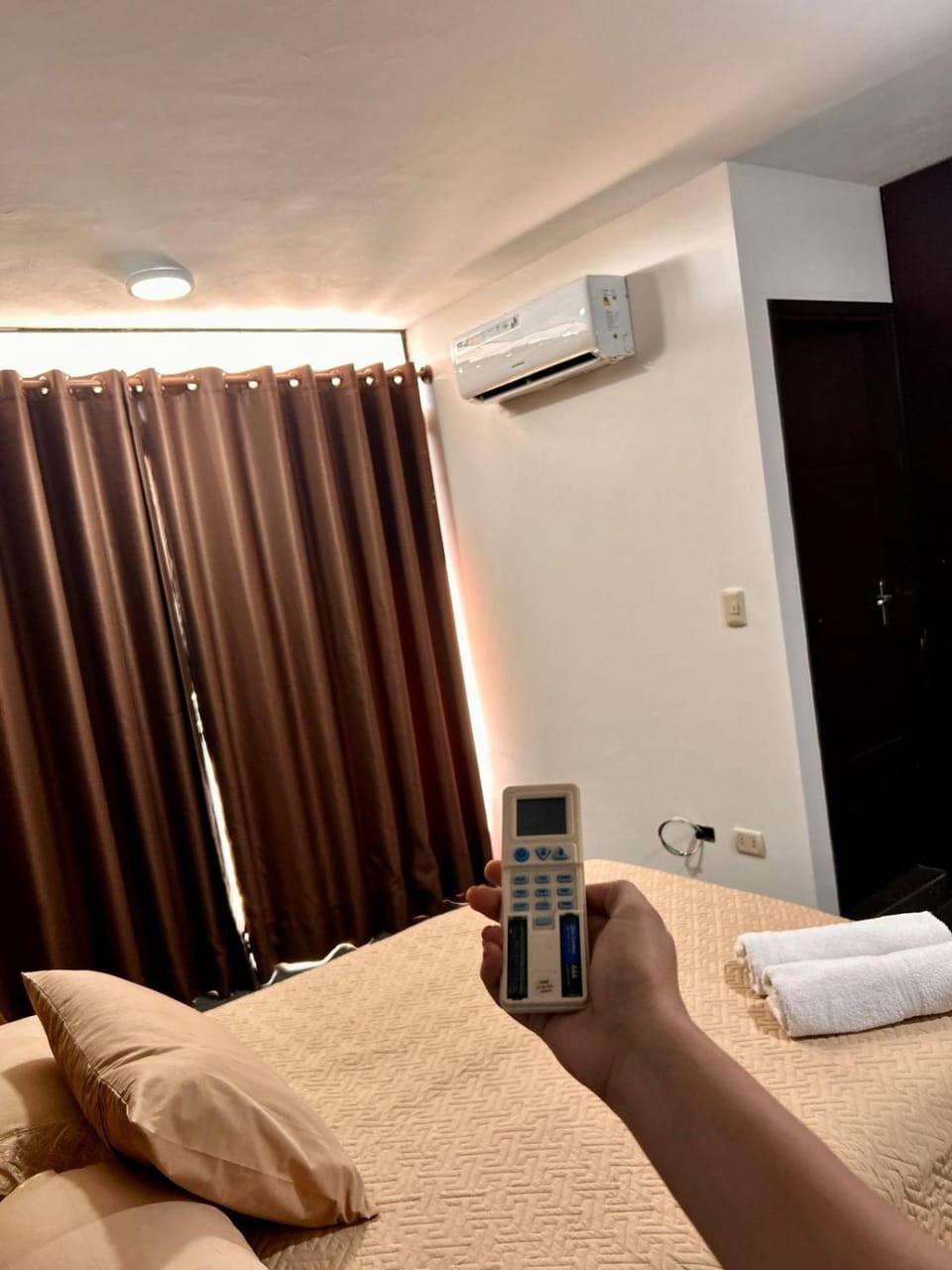 Bed, Bedroom, air conditioner