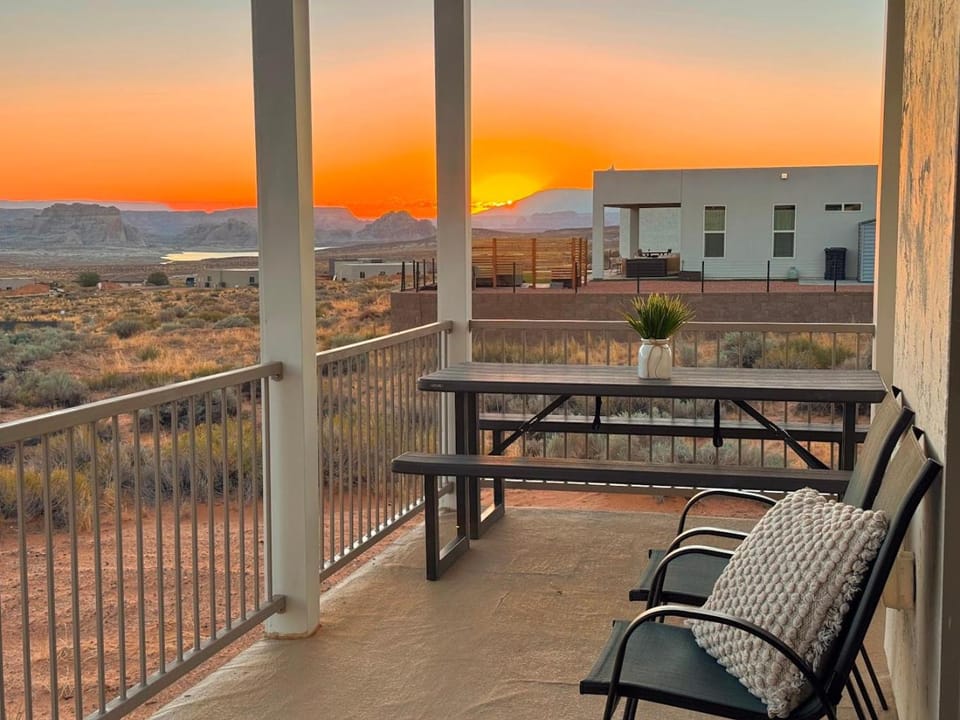Natural landscape, View (from property/room), Balcony/Terrace, Seating area, Mountain view, Sunrise