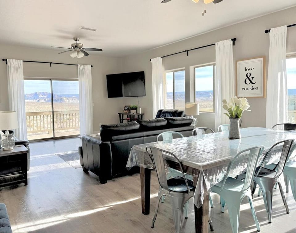 TV and multimedia, Living room, Seating area, Dining area