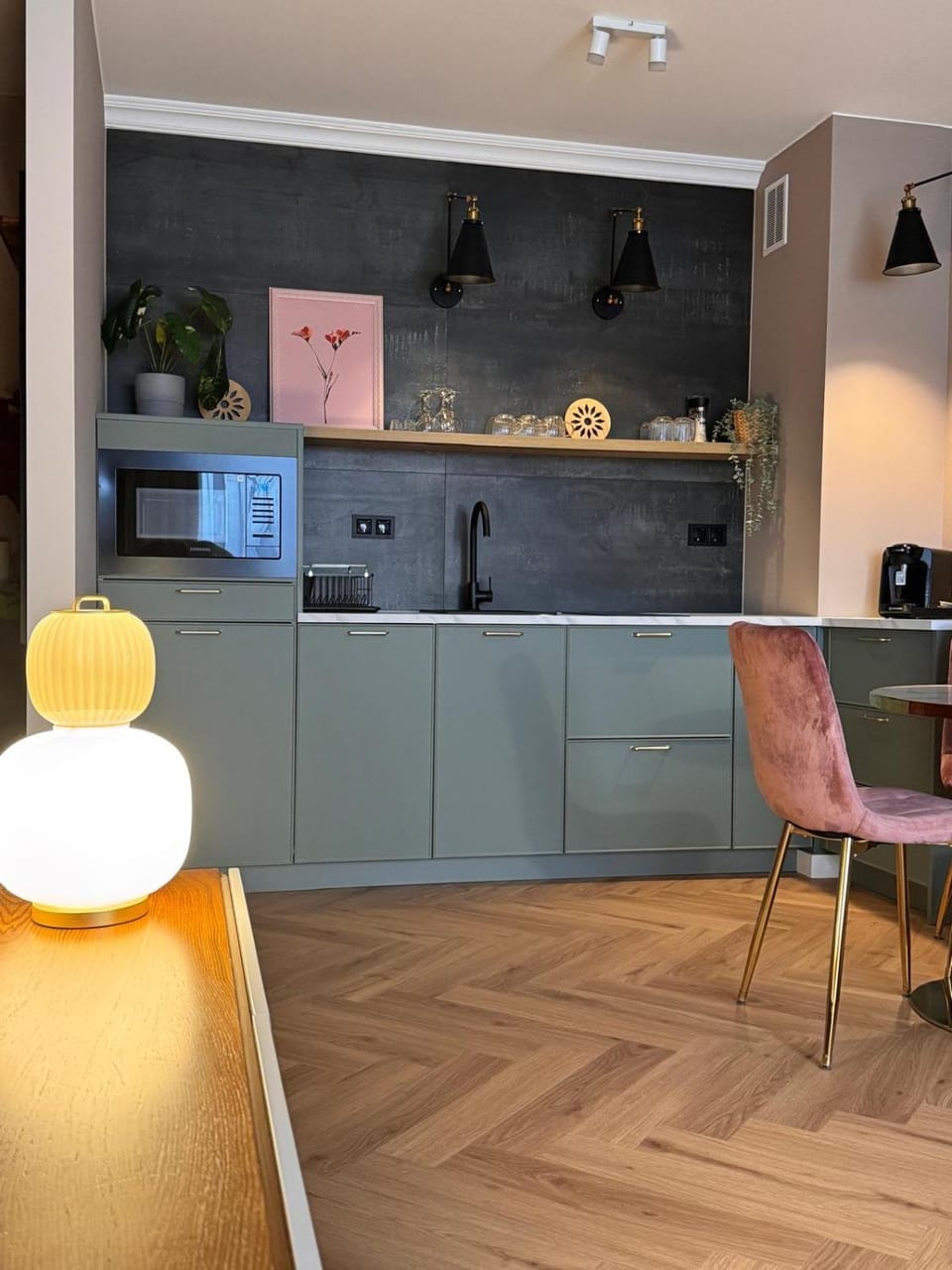 Kitchen or kitchenette, Living room, microwave, minibar
