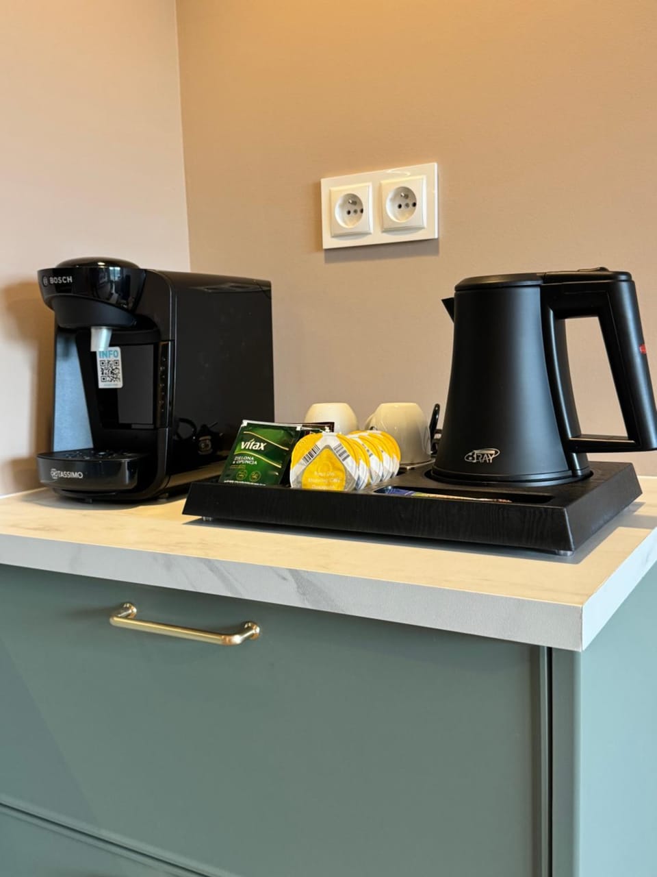 Kitchen or kitchenette, Food and drinks