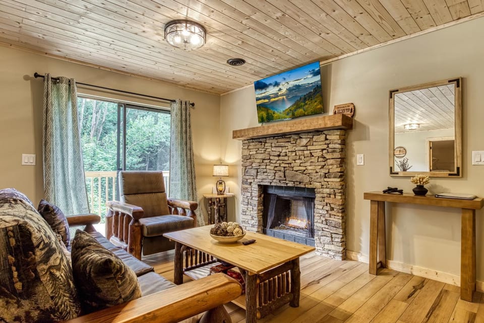 Velden Top, Hot Tub, Arcade Game, Free Attraction Tickets, WIFI Chalet in Sevier County