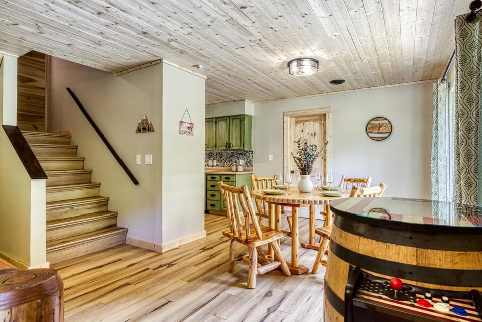 Velden Top, Hot Tub, Arcade Game, Free Attraction Tickets, WIFI Chalet in Sevier County
