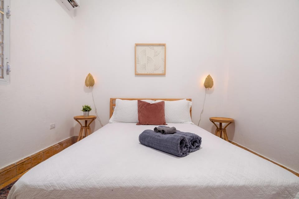 Bed, Photo of the whole room, Bedroom, towels