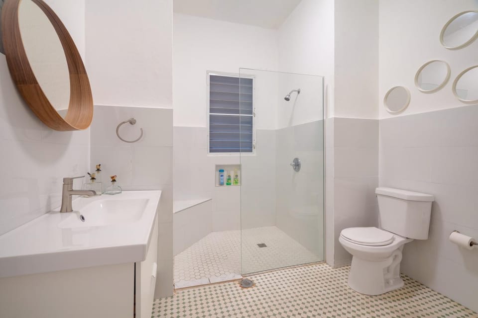 Shower, Toilet, Bathroom, Bath, bidet, towels