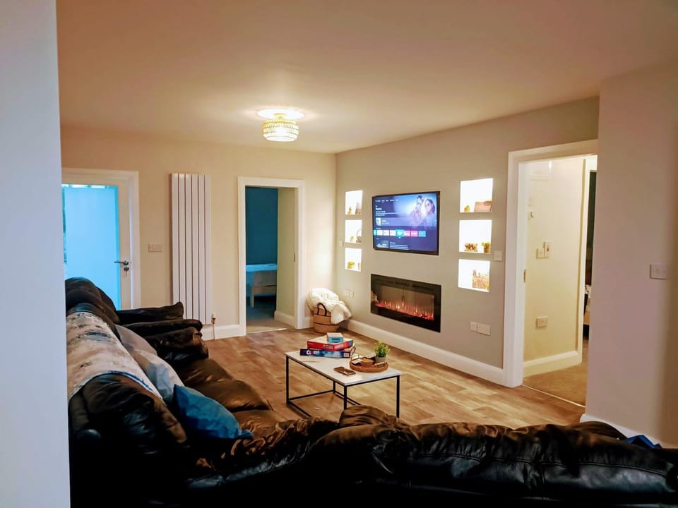 TV and multimedia, Living room, Seating area, Evening entertainment